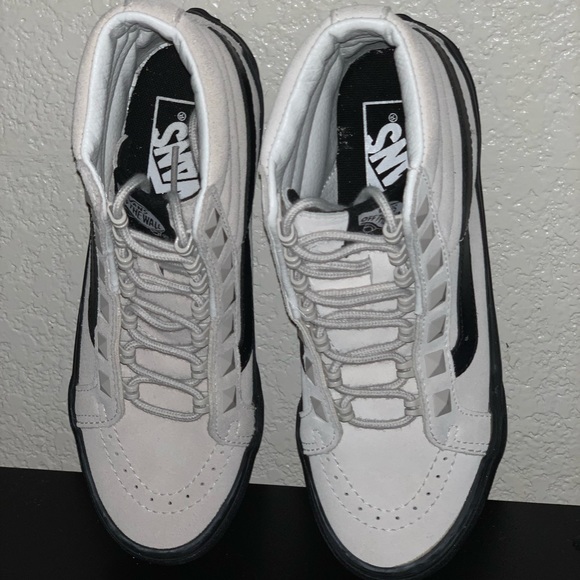 Sk8-hi marshmallow and Black men size 3.5 and women size 5.0 - Picture 4 of 5